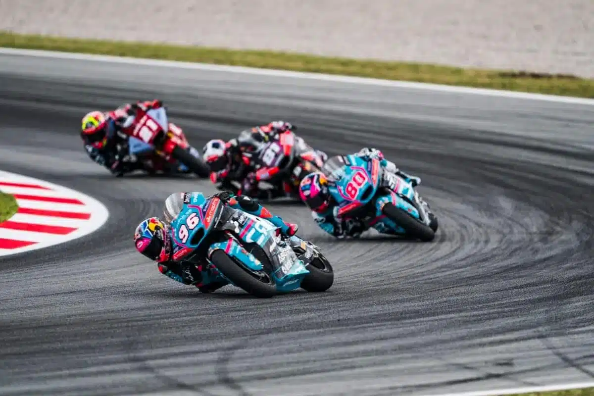 Pilote CFMOTO Aspar Team en tête de groupe en Moto3 au GP de Catalogne 2026, circuit de Barcelona-Catalunya