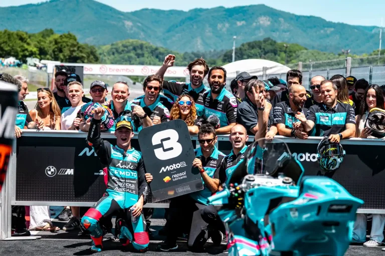 Le CFMOTO Aspar Team célèbre le podium de Dani Holgado en Moto2 au Grand Prix d'Italie 2026, circuit du Mugello