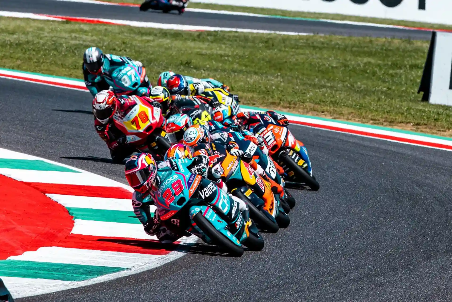 Pilote CFMOTO Aspar Team en tête de groupe en Moto3 au Grand Prix d'Italie 2026, circuit du Mugello
