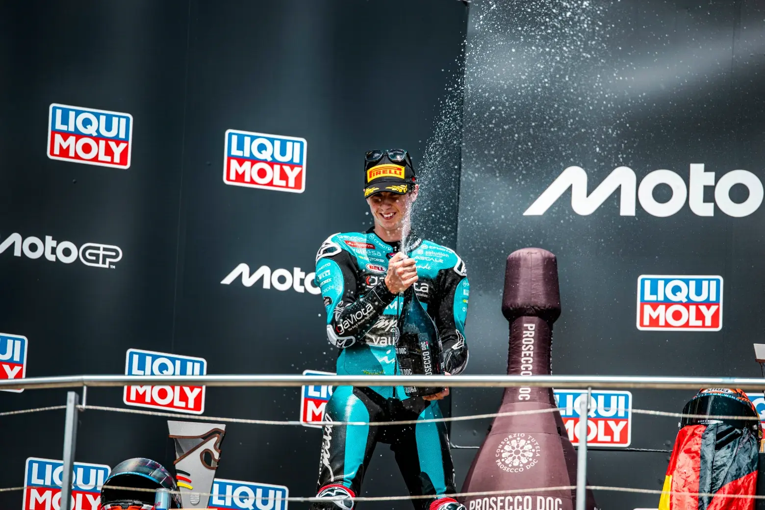 Máximo Quiles fête sa deuxième place en Moto3 au GP d'Allemagne 2026 sur le podium du Sachsenring