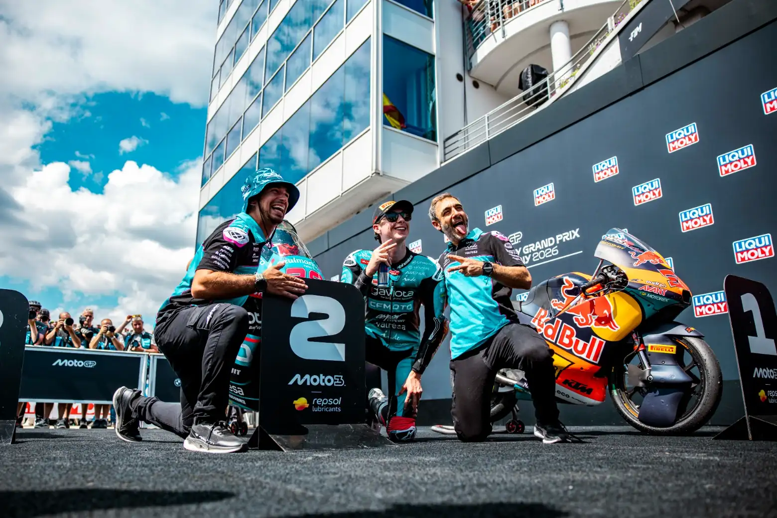 Le CFMOTO Aspar Team pose avec la moto de Máximo Quiles et la plaque de 2e place Moto3, GP d'Allemagne 2026