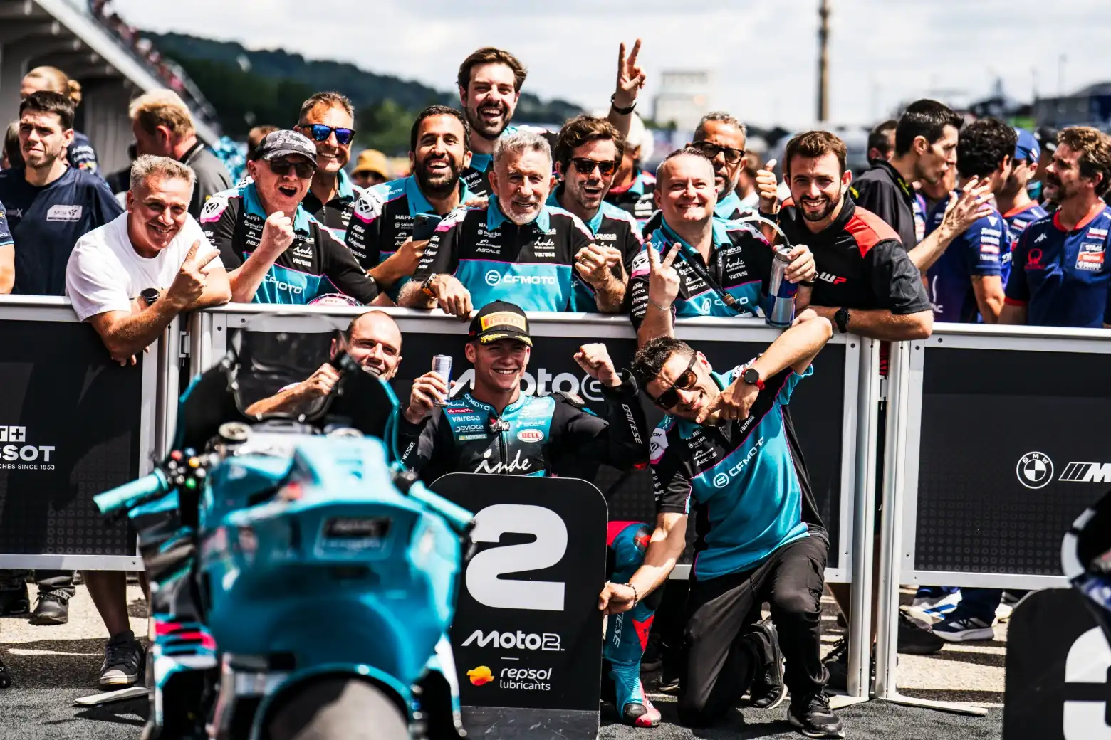 Daniel Holgado et le CFMOTO Aspar Team fêtent la deuxième place en Moto2 au GP d'Allemagne 2026
