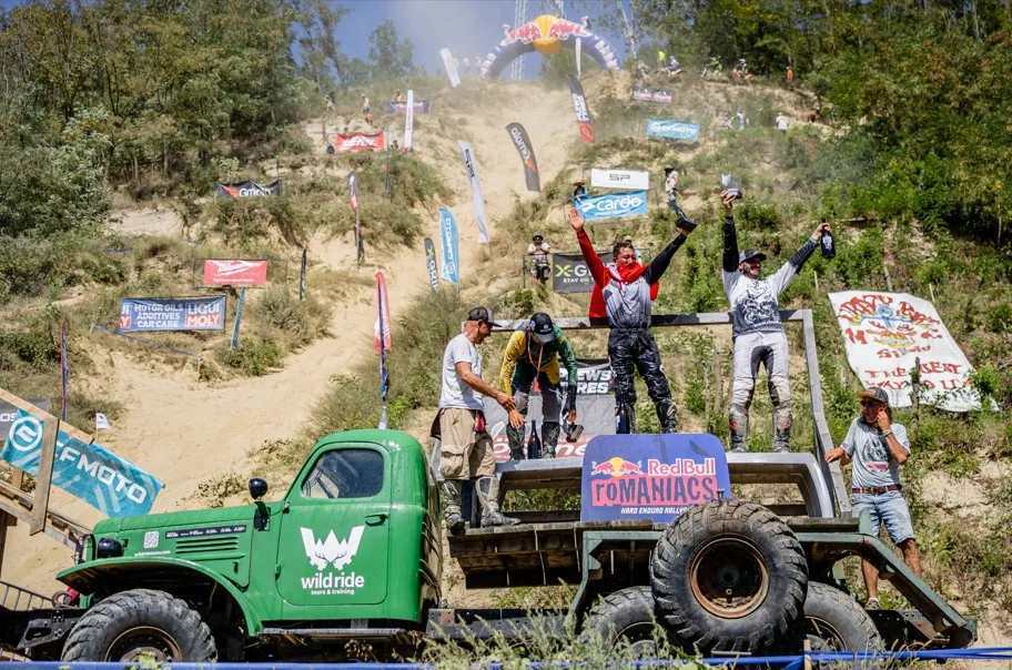 Célébration sur le podium du Red Bull Romaniacs 2026