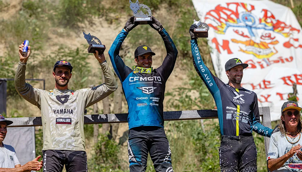 Mario Román Serrano sur le podium Adventure Ultimate du Red Bull Romaniacs 2026
