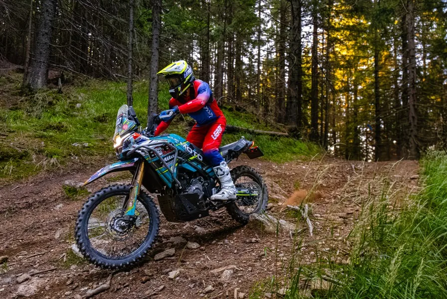 Pilote CFMOTO 450MT en action dans les Carpates lors d'un Offroad Day du Red Bull Romaniacs 2026