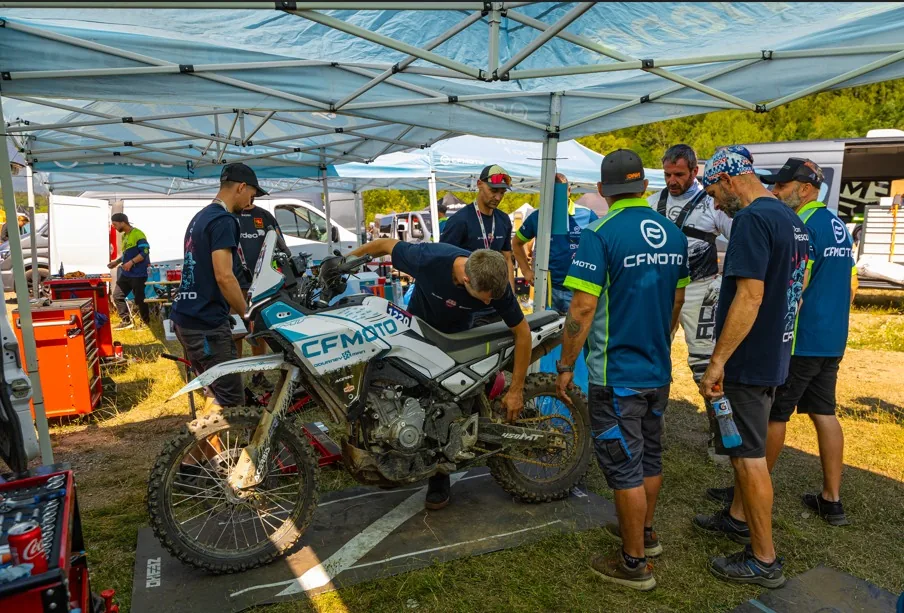 Préparation mécanique du CFMOTO 450MT au Red Bull Romaniacs 2026