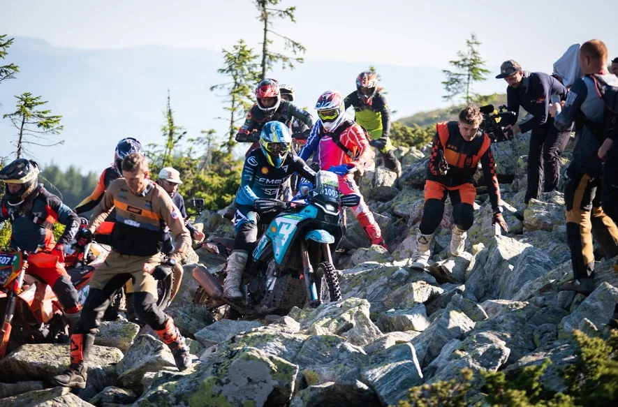 Pilote CFMOTO 450MT franchissant les rondins du Prolog en ville à Sibiu, Red Bull Romaniacs 2026