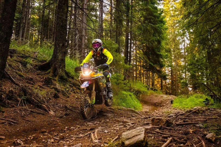 Pilote CFMOTO en plein saut lors du Prolog du Red Bull Romaniacs 2026