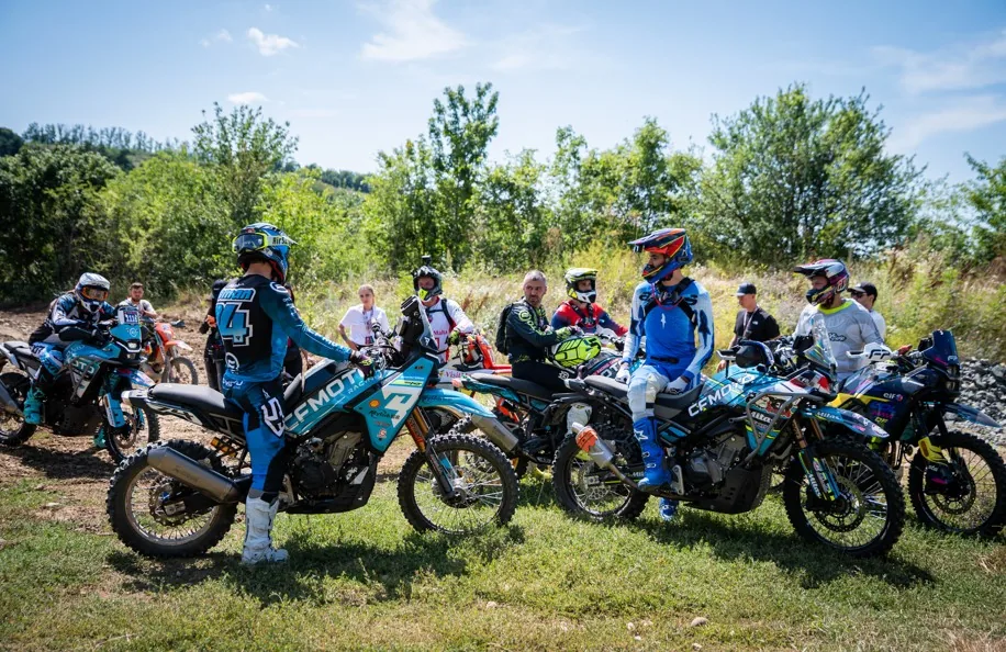 Pilote CFMOTO 450MT dans une section rocheuse des Carpates au Red Bull Romaniacs 2026