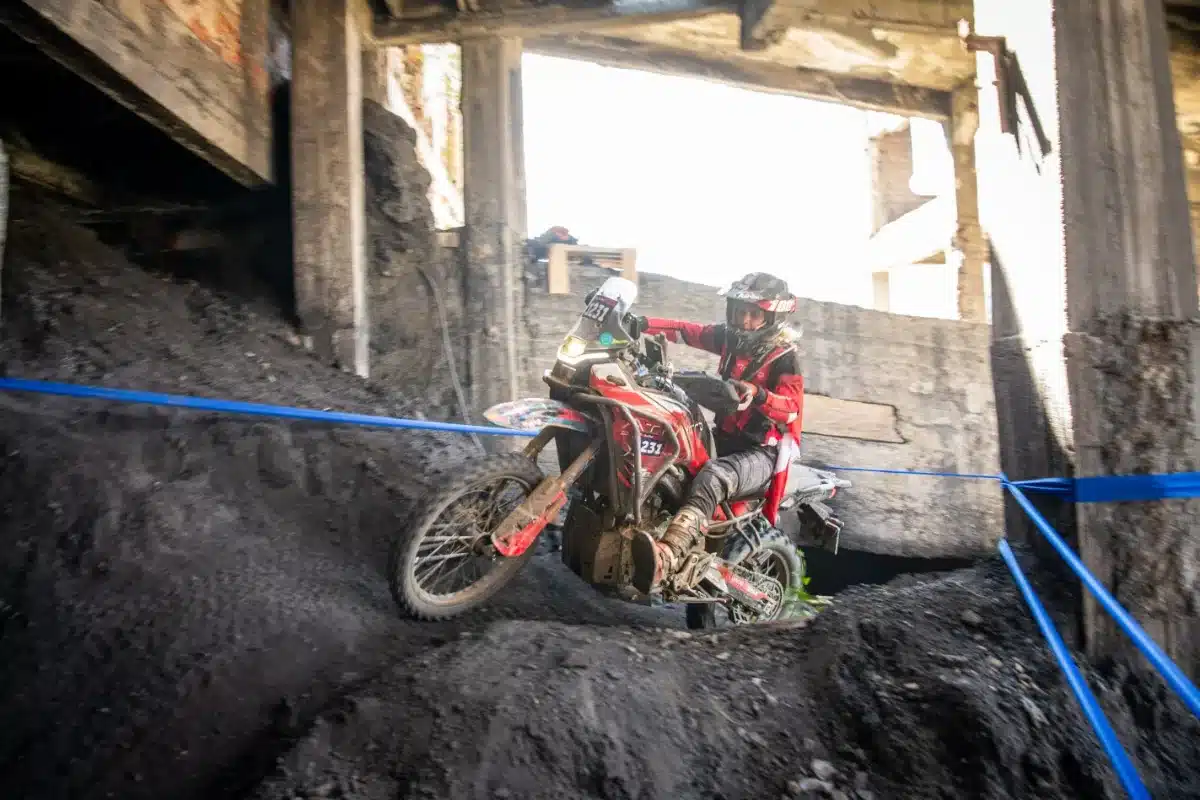 Pilote CFMOTO 450MT dans un site minier lors d'un Offroad Day du Red Bull Romaniacs 2026