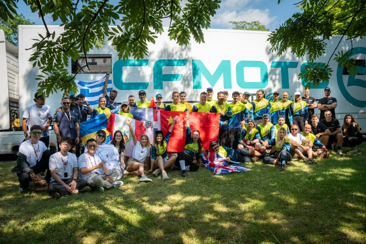 Les pilotes CFMOTO réunis devant le camion de l'équipe au Red Bull Romaniacs 2026