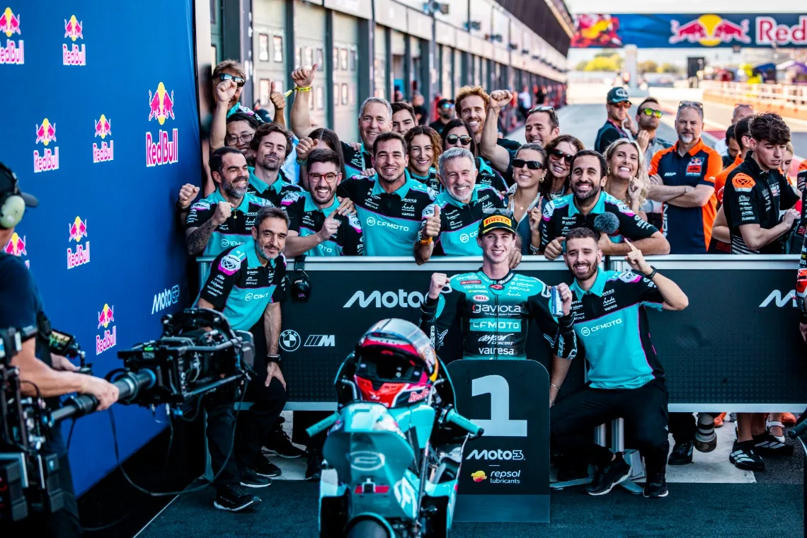 Máximo Quiles célèbre sa victoire au Grand Prix de Saint-Marin 2026 avec le CFMOTO Aspar Team.