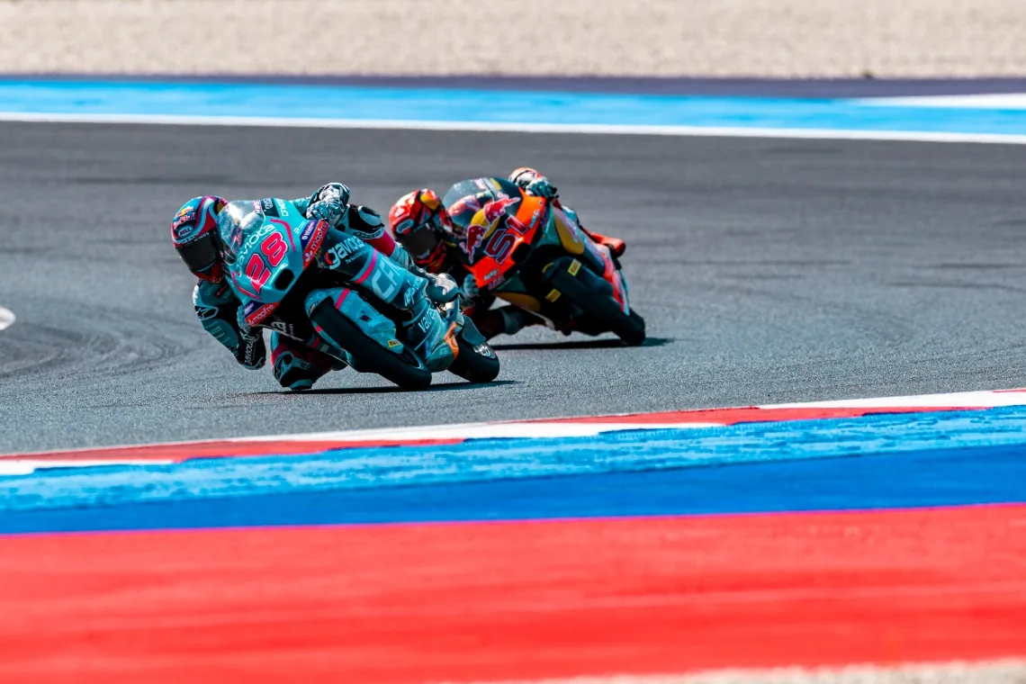 Máximo Quiles au guidon de la CFMOTO numéro 28 dans un duel en Moto3 à Misano en 2026.
