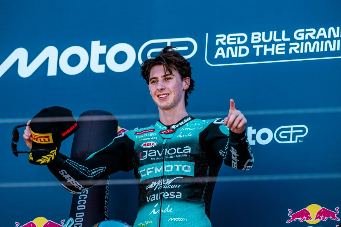 Máximo Quiles célèbre sa victoire en Moto3 au Grand Prix de Saint-Marin 2026.